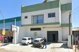 Homem ataca esposa com garfo de churrasco após mexer no celular da vítima