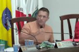 Vereador denuncia compra de voto em eleição da câmara em Minas Gerais e mostra dinheiro ao vivo
