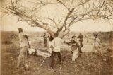 Reconstituição da prisão de jagunços pelo exército brasileiros na Guerra de Canudos, no interior da Bahia, 1897