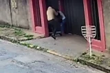 Câmeras flagram homem matando ex com 20 facadas na porta de casa. Veja vídeo