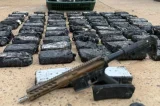 Incêndio revela esconderijo com fuzil e 110 kg de cocaína na Bahia Incêndio revela esconderijo com fuzil e 110 kg de cocaína na Bahia