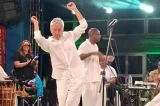 Caetano Veloso encanta ao dançar em roda de samba comandada por Pretinho da Serrinha