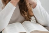 Famosa modelo internacional é flagrada em missa no Brasil; confira