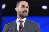 Com risco de perder o mandato, Eduardo Bolsonaro chama Motta de ‘boneca de Moraes’