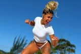 Influenciadora baiana é advertida ao praticar esporte nua; confira Influenciadora baiana é advertida ao praticar esporte nua; confira