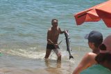 Turistas fogem de praia na Bahia após homem com facas estrebuchar peixes nas piscinas naturais Turistas fogem de praia na Bahia após homem com facas estrebuchar peixes nas piscinas naturais