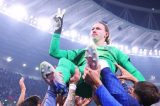 Vídeo mostra goleiro do PSG com ‘cola’ em local inusitado na disputa de pênaltis contra o Flamengo; assista