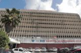 Pacientes graves submetidos ao calor e às moscas no Hospital da Restauração