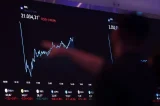 Bolsa tem maior queda desde 2021 e dólar sobe 2,3% com Flávio pré-candidato