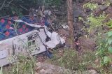 Ônibus escolar cai em penhasco durante viagem de formatura e deixa ao menos 17 mortos