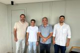 Coluna Popular – Aplausos e gozação sobre Isaac Carvalho abraçado com ACM Neto; a mortadela de David Lima; seca em Canudos; e Raquel Lyra enrolada no xale da doida