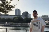 Jornalista russo que fugiu de regime morre após cair de sétimo andar de prédio em Paris
