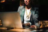 Fim da escala 6×1 impacta diretamente vida de mulheres brasileiras