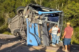 Duas pessoas morrem e outras 22 ficam feridas após colisão entre ônibus e caminhão Duas pessoas morrem e outras 22 ficam feridas após colisão entre ônibus e caminhão