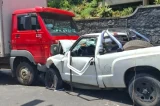 Batida frontal na Orla deixa dois feridos presos às ferragens em Ondina