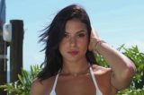 De biquíni branco, Ana Castela exibe abdômen definido em clique na praia; veja foto