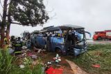 Cinco pessoas morrem e 47 ficam feridas após ônibus tombar no retorno de viagem do Réveillon em Salvador