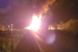 Caminhão com 20 mil litros de combustível pega fogo e interdita a BR-324 Caminhão com 20 mil litros de combustível pega fogo e interdita a BR-324