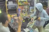 Grupo rouba mercadinho, agride funcionários e clientes, e mata homem na Cidade Tabajara, em Olinda