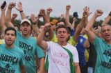 VÍDEO: Nikolas Ferreira chuta boneco de Lula durante caminhada para Brasília: “Pelo Brasil”