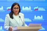 Quem é Delcy Rodríguez, vice-presidente da Venezuela que deve assumir governo após prisão de Maduro