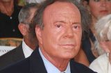 Acusado de agressão sexual e tráfico de pessoas, Julio Iglesias se pronuncia sobre o caso; confira