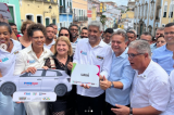 Prefeito Marcos Lobo e a secretária de Ação Social, Marlene Cardoso, recebem veículo 0km das mãos do governador