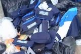 Uniformes e estojos escolares da Prefeitura de Jaboatão são encontrados em lixo em frente a escola