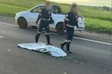 Mulher atropelada é declarada morta pelo Samu, deixada na pista e reanimada depois por médico de concessionária