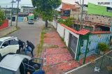 Câmera flagra sequestro de funcionários que teriam sido confundidos com dono da empresa; assista