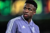 Vaias e relacionamento conturbado com torcida do Real Madrid podem travar renovação de Vinicius Jr