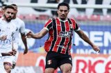 Santa Cruz melhora no 2º tempo, vence Vitória e assume a liderança do Pernambucano