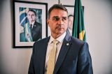 Flávio adota ‘manual’ de campanha de Bolsonaro e recicla promessas do pai