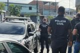 Polícia prende três suspeitos após corpo ser localizado em carro no interior