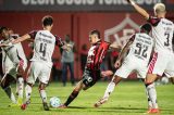 Vitória desperdiça pênalti e perde para a eficiência do Flamengo no Barradão