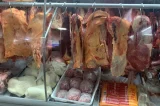 Açougue é fechado por vender carne podre e misturada com ração animal