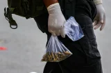 Ataque do CV deixa policial ferido e viatura atingida ao barrar ‘bonde’ no circuito do Carnaval
