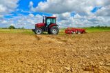 Programa da Prefeitura de Lagoa Grande beneficia agricultores com aração de terras e fortalece agricultura familiar