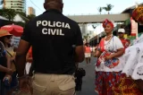 Duas pessoas são atingidas por seringas em circuito do Carnaval
