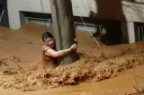 Mulher sobrevive 3 horas agarrada a poste durante enchente: ‘Não deixa eu morrer afogada’
