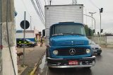 Falha mecânica em caminhão causa congestionamento em Juazeiro.