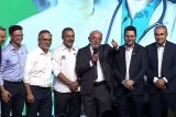 Em Mauá, Lula posa para fotos com prefeitos do PL e brinca: ‘Presidente do partido vai bater neles’