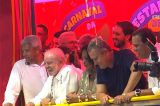 BaianaSystem puxa coro em defesa de Lula em circuito do Carnaval e multidão acompanha