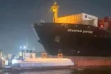 Navio bate em balsas em porto e tripulantes se jogam no mar; veja vídeo Navio bate em balsas em porto e tripulantes se jogam no mar; veja vídeo