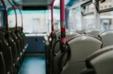 Adolescente de 14 anos desce chorando de ônibus após ser ameaçada e importunada por homem: ‘Se não casar comigo, te mato’