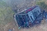 Ônibus com romeiros capota e deixa 15 mortos e feridos em São José da Tapera, em Alagoas