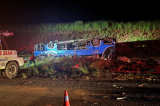 Ônibus com trabalhadores rurais capota no interior de SP deixando 6 mortos e mais de 40 feridos Ônibus com trabalhadores rurais capota no interior de SP deixando 6 mortos e mais de 40 feridos