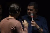 Aparentando embriaguez, deputado interrompe show de Tayrone em São Gabriel; assista