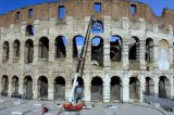 Coliseu de Roma ganha nova aparência com restauração da base de antigas colunas
