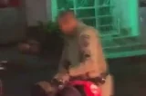 Motoboy é abordado por PMs durante manifestação por desaparecimento de adolescente e gera revolta em Itinga